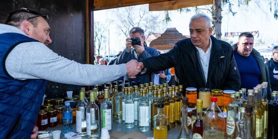 Subotica: Gradonačelnik Bakić otvorio Prvi „Festival domaće hrane“ u Višnjevcu