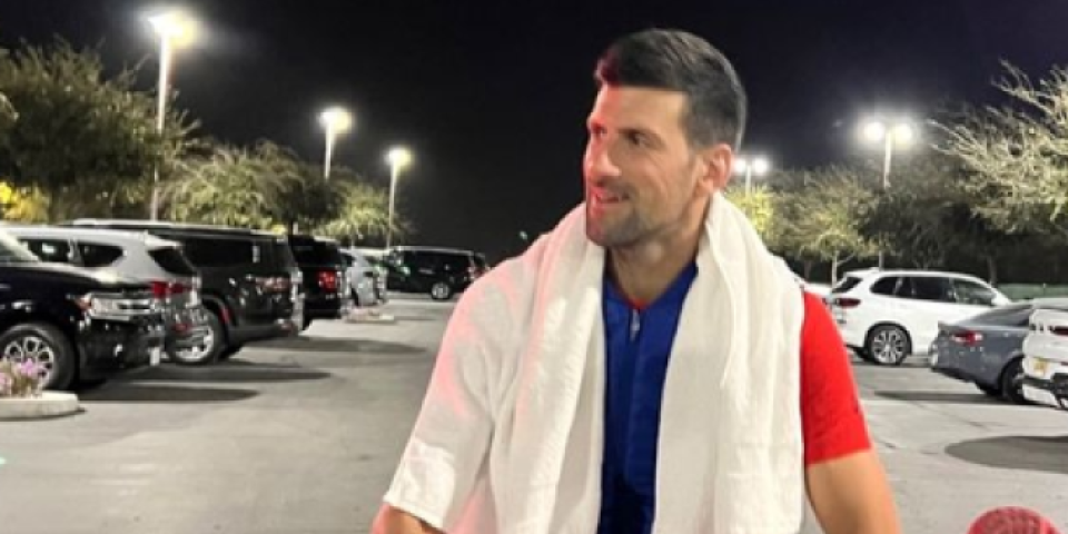 Novak se isteže na parkingu! Srbin iznenadio sve (FOTO)