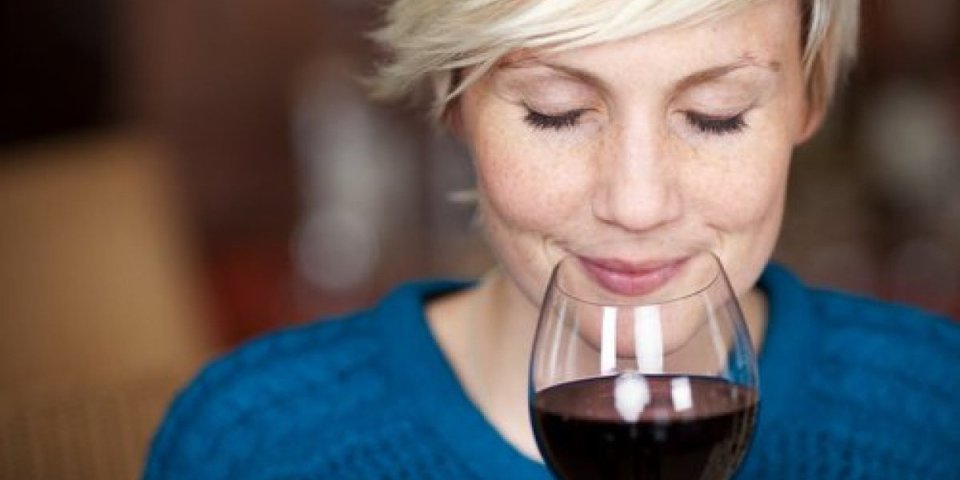 Čaša vina pred spavanje može da vam pomogne da smršate! Naučnici objašnjavaju i zbog čega