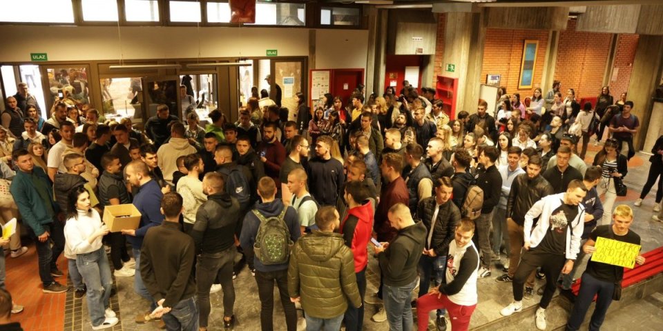 Građani krenuli da pružaju podršku studentima: Domaća pita i piće od srpskih domaćina! (VIDEO)
