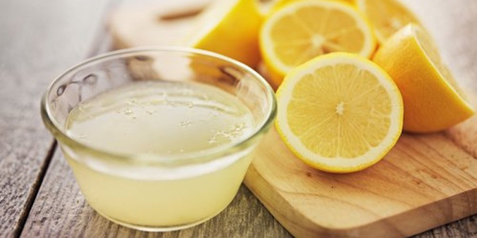 Evo kako da iscedite limun bez cediljke! Nema nereda, a potrebna vam je samo jedna stvar (VIDEO)