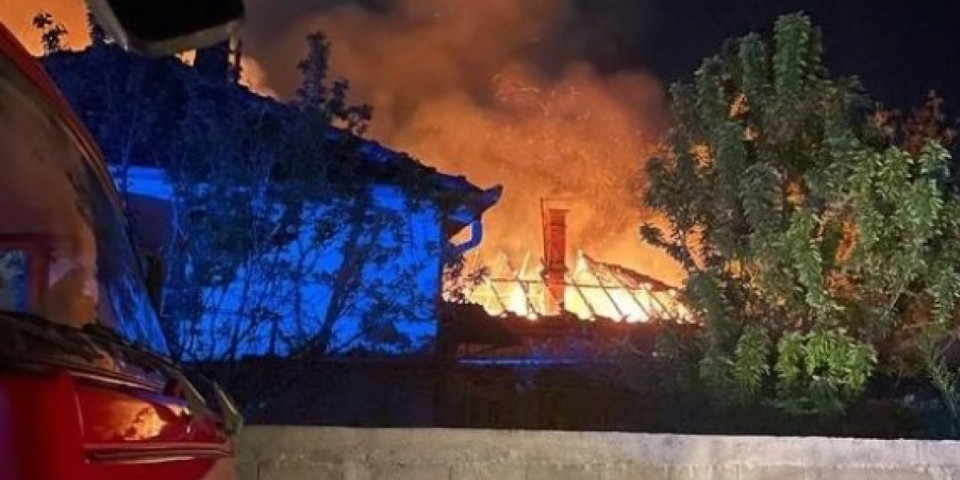 Izgorela kuća u Rumi! U vatrenoj stihiji urušen krov objekta!