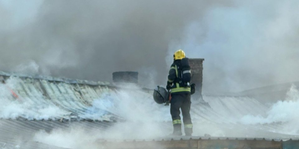 Požar u novosadskom naselju Jugovićevo! Zapalio se krov tek izgrađene zgrade! (FOTO, VIDEO)