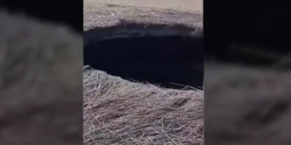 Ogroman misteriozni krater na granici Rusije i Ukrajine! Meštani u čudu: Niko ne zna o čemu se radi (VIDEO)