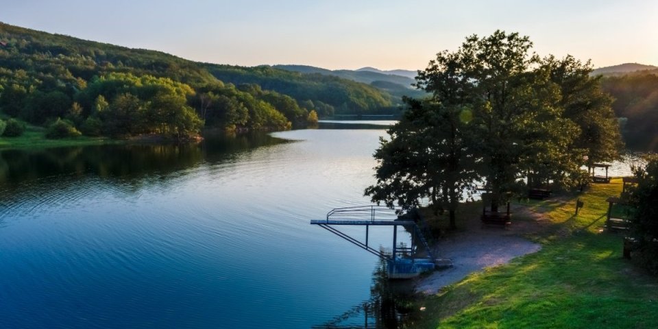 Posetite biser Timočke Krajine! Prelepo Borsko jezero je idealna destinacija za praznično putovanje
