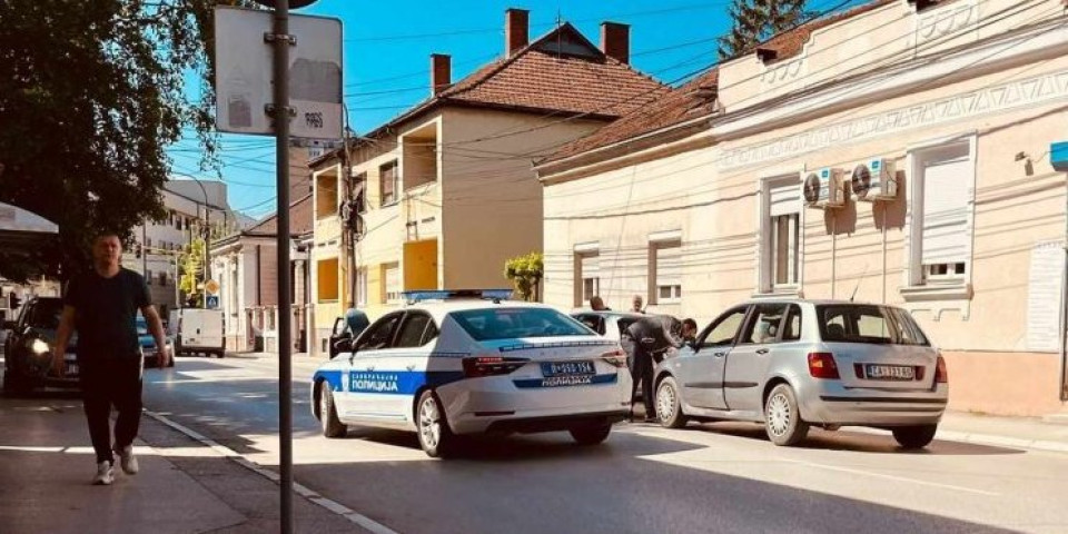 Lančani sudar u centru Čačka: Putnički automobili se zakucali jedan u drugi, nema povređenih lica