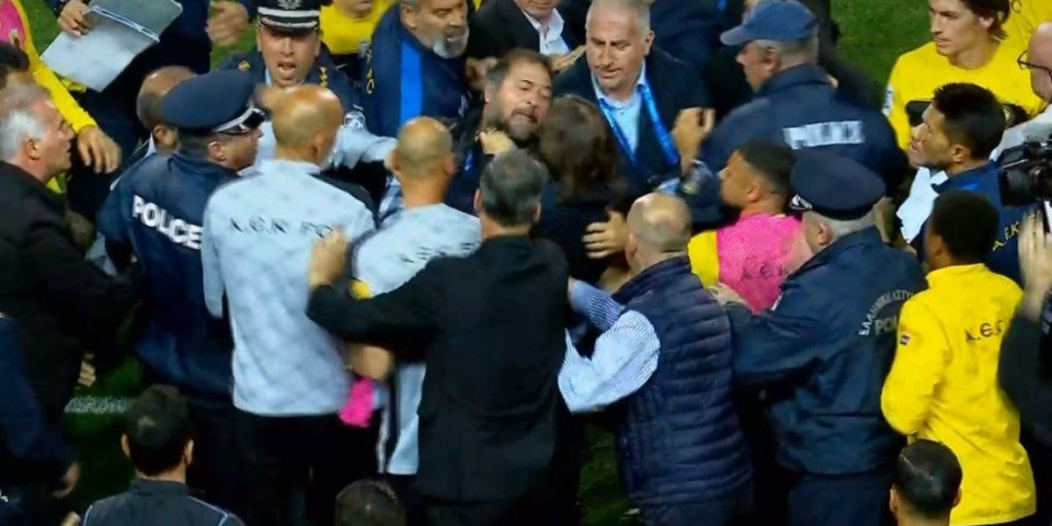 Haos u grčkom derbiju! Trener AEK-a izgubio razum, davio ljude na terenu (VIDEO)