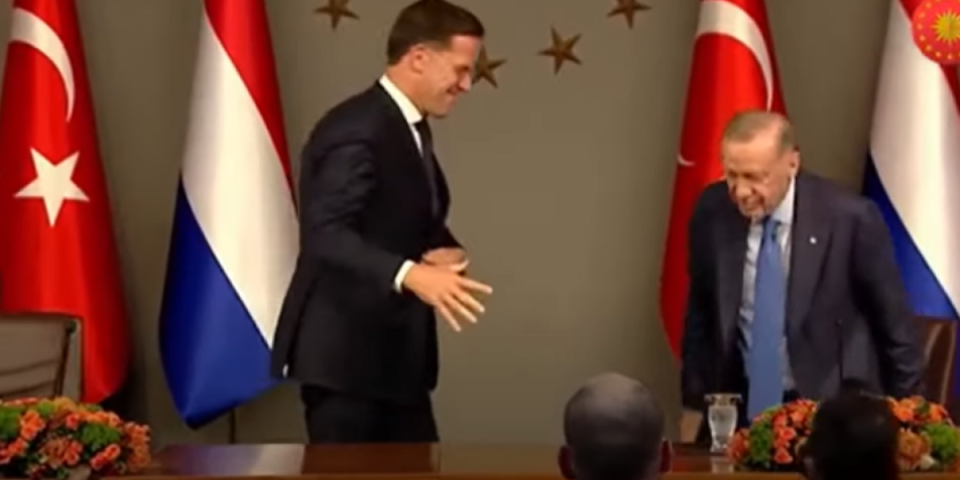 (VIDEO) Šok scena na sastanku Erdogana i Rutea! Kada je holandski premijer pružio ruku, turski predsednik pokazao da ima drugi plan
