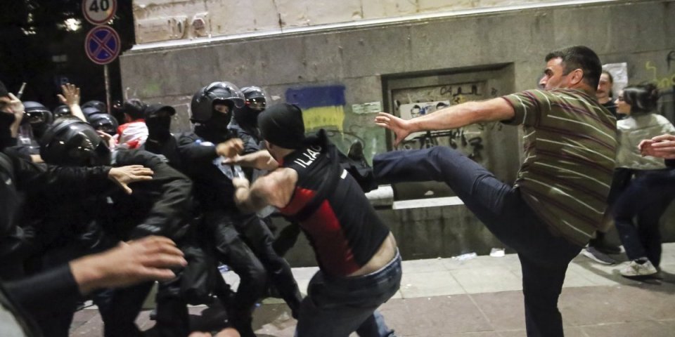Nasilni scenario! Demonstranti pokušavaju da preuzmu vlasti na silu - metodama srpske nevladine organizacije!