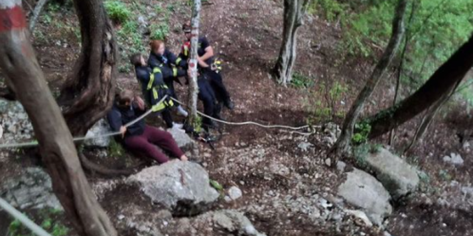 Policija spasila troje ruskih državljana! Izgubili se na nepristupačnom terenu - Kraj agonije koja je trajala satima! (FOTO)