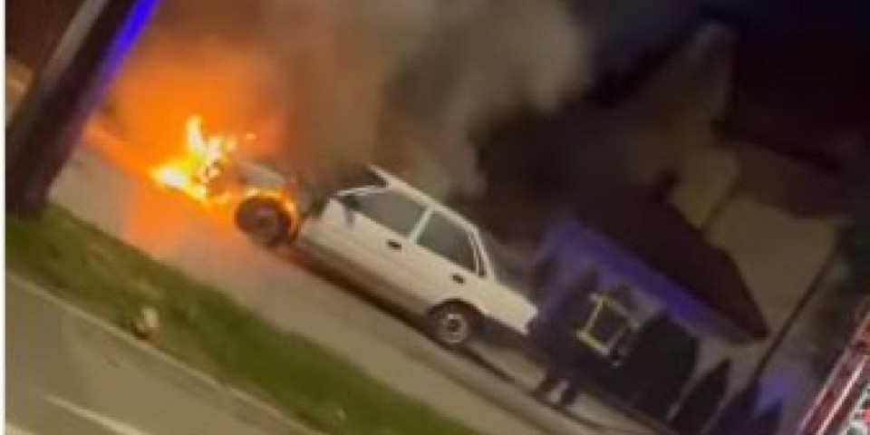 Buktinja nasred Palanačke ulice! Predji deo automobila u plamenu, vatrogasci u akciji (VIDEO)