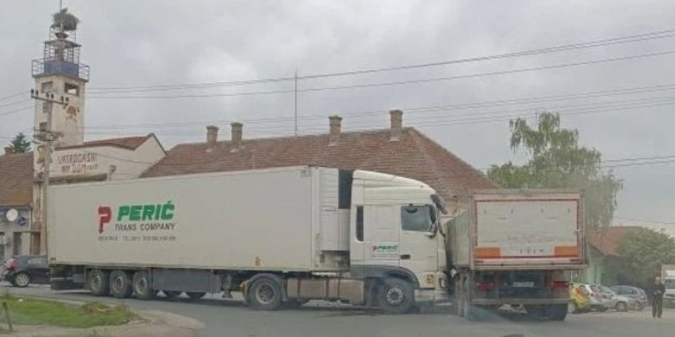 Karambol u centru Hrtkovaca! Sudar dva kamiona, saobraćaj usporen (FOTO)