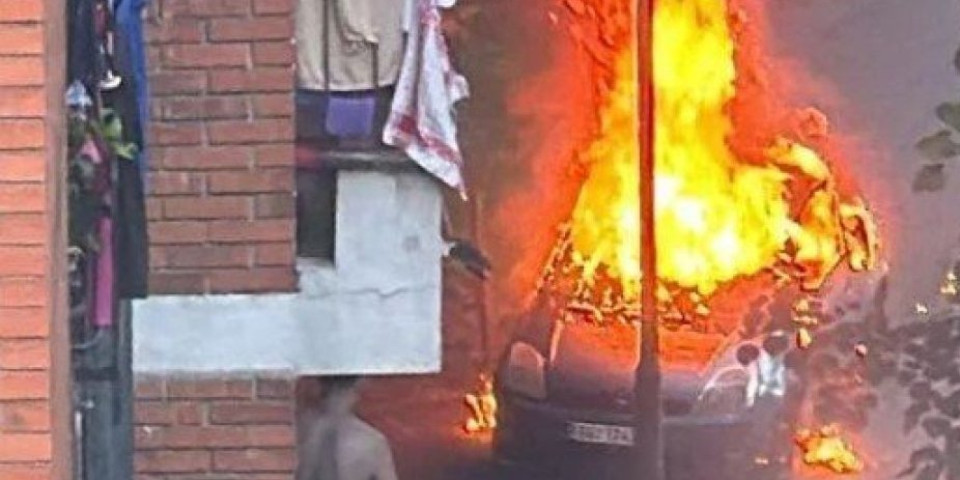Vozač "audija" nakon svađe u saobraćaju bakljom zapalio drugi automobil: Incident na Voždovcu