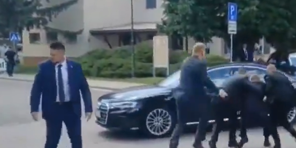 Dramatičan snimak! Ranjenog premijera Slovačke obezbeđenje ubacuje u auto! (VIDEO)