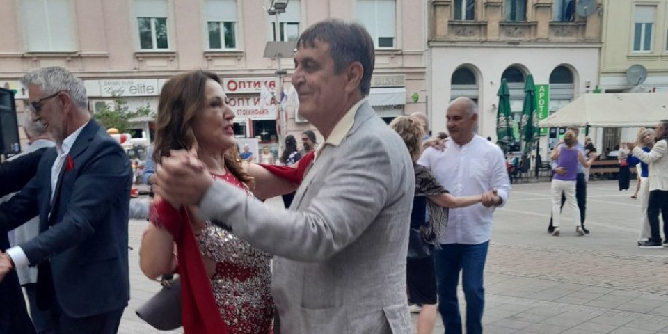 Iz Kanade pravo na 40 godina mature: Generacija '65 na trgu u Sremskoj Mitrovici plesali uz valcer!