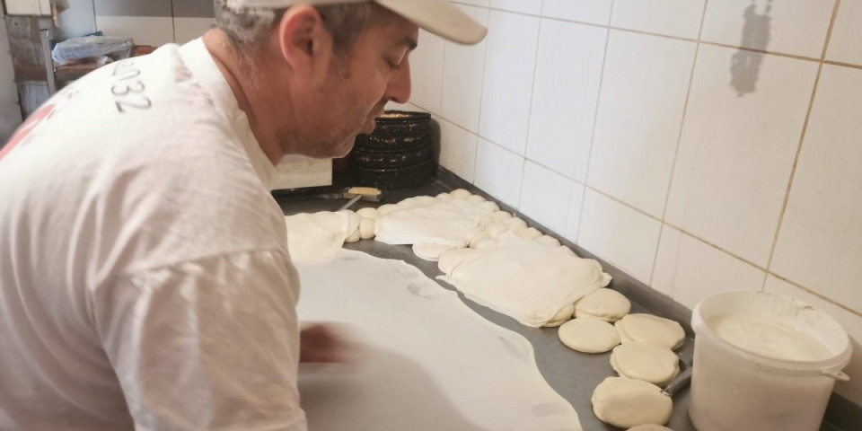 On napravi skoro 100 tepsija bureka u jednoj smeni! Ljuboje je čuveni pekar iz Čačka : "Ovaj posao mladi neće da rade"