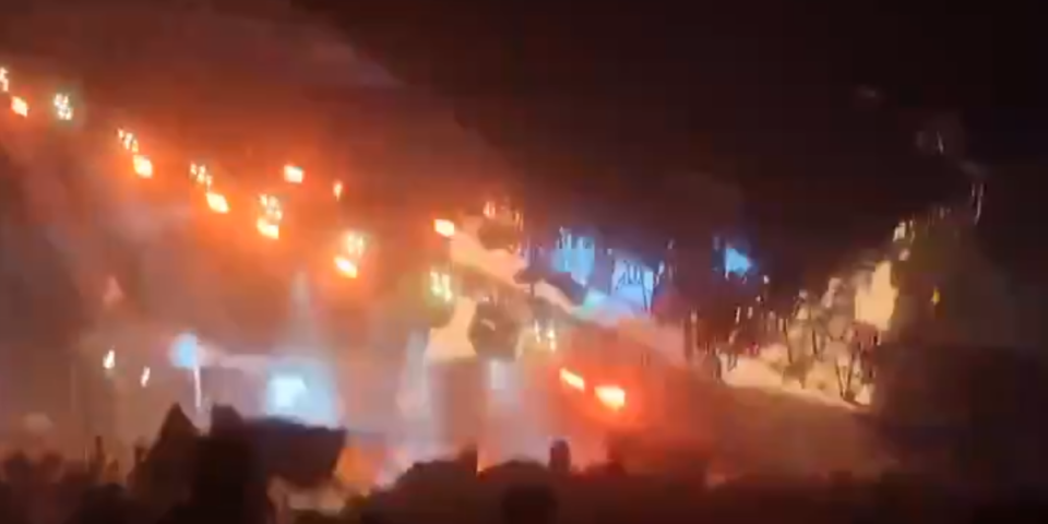 (VIDEO) Horor! Krov pao tokom predizbornog mitinga! Veliki broj mrtvih i povređenih, jak vetar srušio sve!