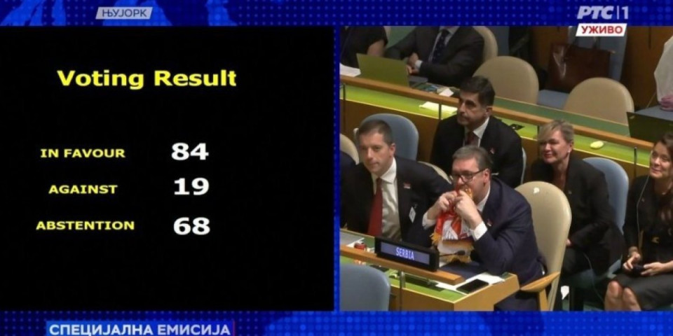 Drži zastavu i ljubi je: Pogledajte Vučićevu reakciju nakon glasanja
