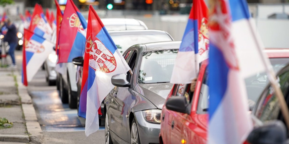 Srpske trobojke se viore Beogradom! Narod izašao na ulice i poslao jasnu poruku! (FOTO, VIDEO)