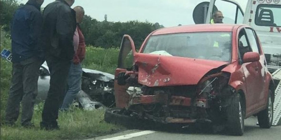 Težak udes na putu Mladenovac-Topola! Direktan sudar dva automobila ima povređenih