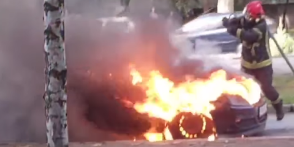 Buktinja usred Subotice! Iz čista mira planuo automobil, vatra i gust dim kuljali na sve strane (VIDEO)