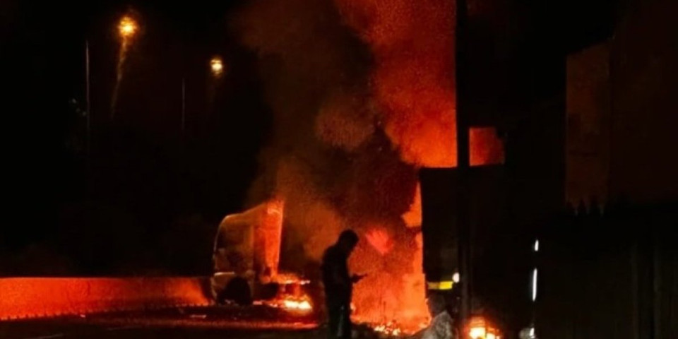 Jeziv karambol kod Laktaša! Nakon sudara kamiona jedan se zakucao u benzinsku pumpu, izbio požar (FOTO/VIDEO)