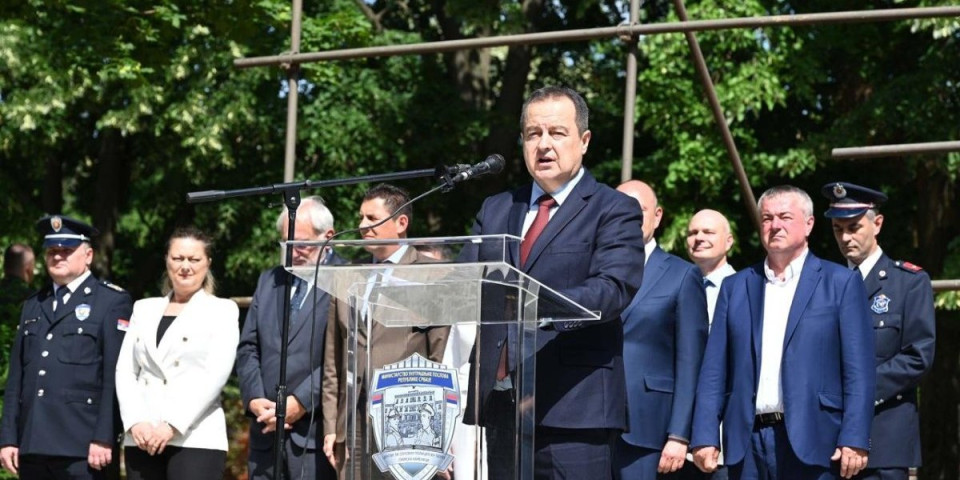 Ministar Dačić poručio budućim policajcima da štite građane Srbije i štite Ustav svoje države (FOTO/VIDEO)