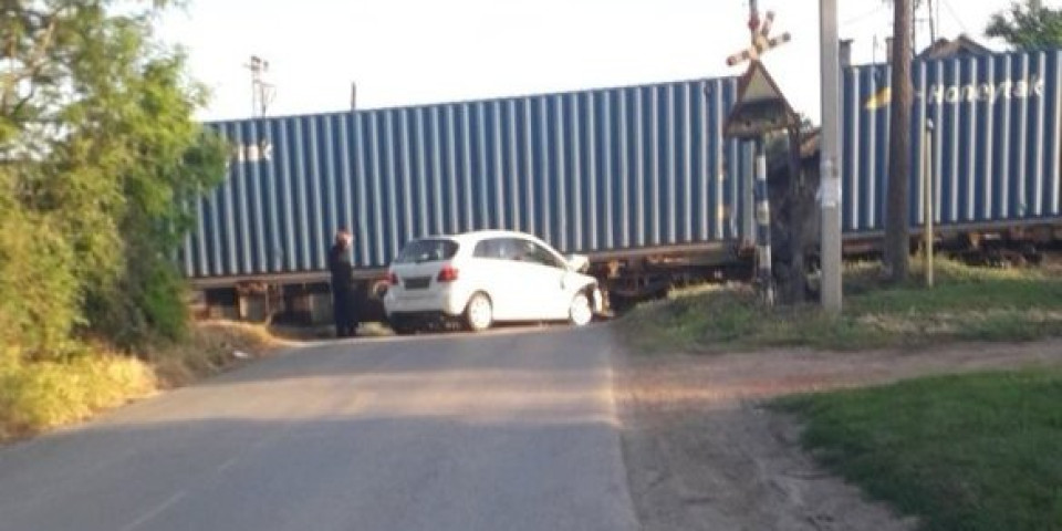 Prve fotografije sa mesta nezgode: Automobilom se zakucao u vagone teretnog voza (FOTO)