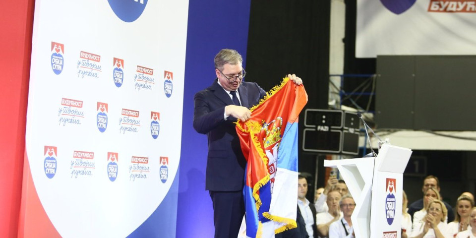 Simbol otpora, pobede, slobode i pravde! Vučić raširio srpsku trobojku, pa poručio: Niko ovu zastavu ne može i nikada neće pobediti!