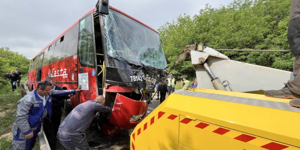 Vozač autobusa pokušao da izbegne direktni sudar! U udesu kod Mladenovca po poslednjim informacijama povređeno 37 osoba