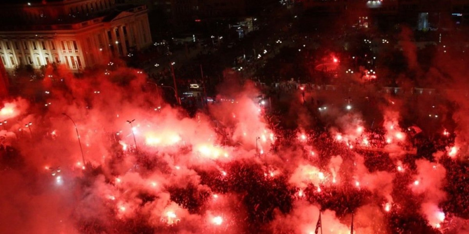 Noć se pretvorila u dan, 100.000 ljudi na ulicama! Navijači Olimpijakosa zapalili Pirej (FOTO)