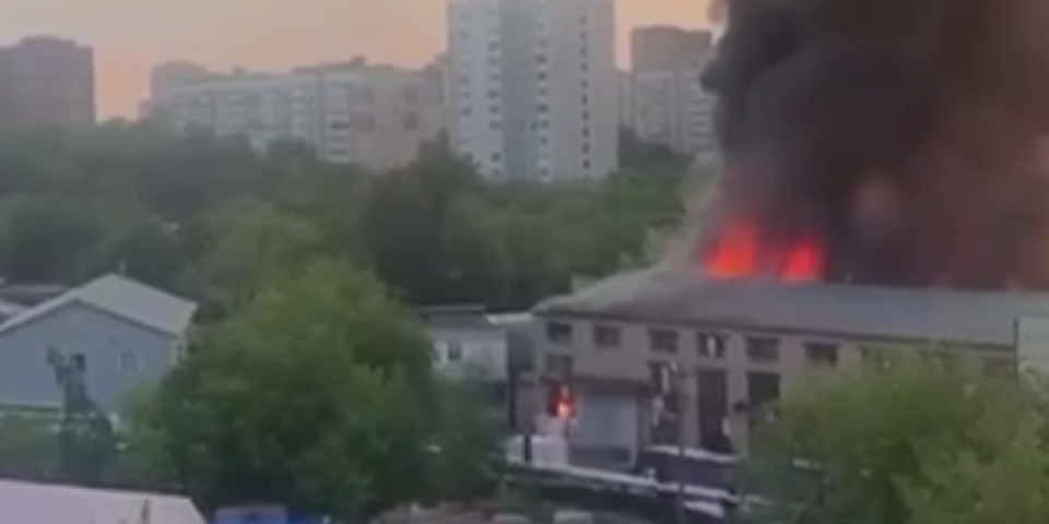 Drama u Moskvi! Strašan požar guta ogroman objekat, krov se ruši! Hitno poslati helikopteri, vatrogasci...