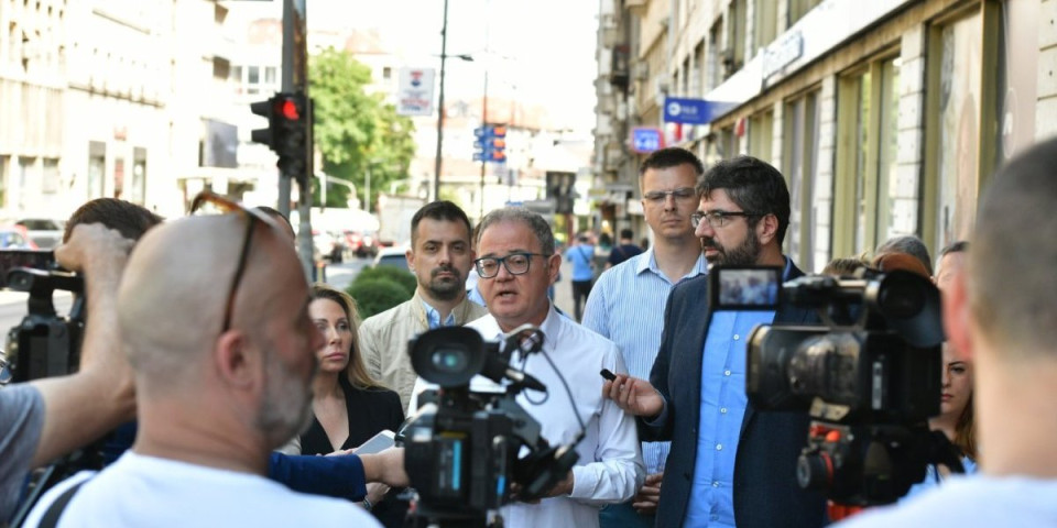 Hejteri krenuli u linč nad novinarima! Dok Manojlović targetira medije, ostatak opozicije preti nasiljem!
