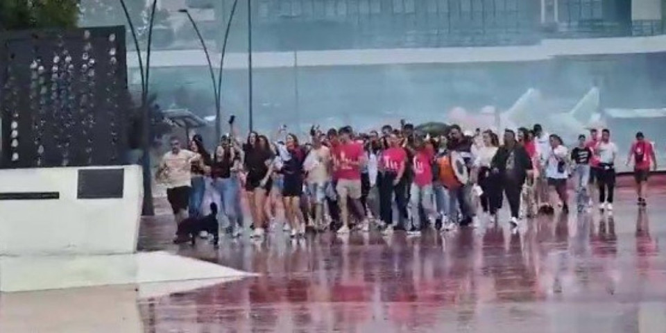 Kiša im ne može ništa! Maturanti iz Šapca defiluju ulicama grada: Čuje se pesma i trubači!