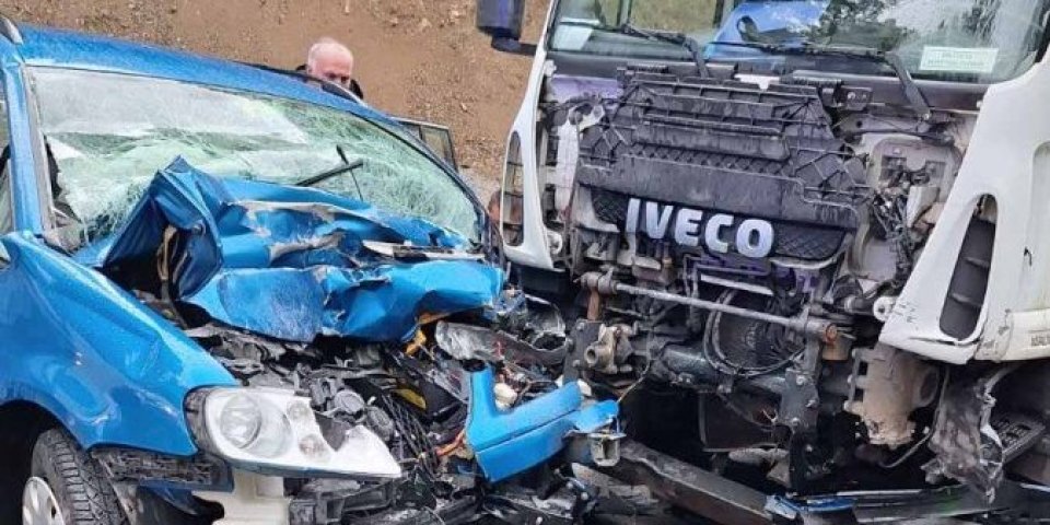 Jeziv udes kod Kolašina! "Golf" se zakucao u kamion, muškarac na mestu ostao mrtav (FOTO)
