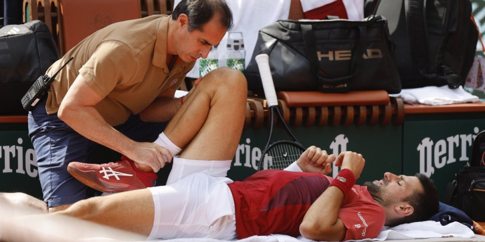 Navijači zabrinuti... Novaka muči koleno! Bandaža pre meča i medicinski tajm-aut za još veću brigu (FOTO)
